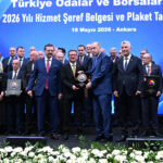 Hizmet Şeref Belgesi ve plaket takdim
