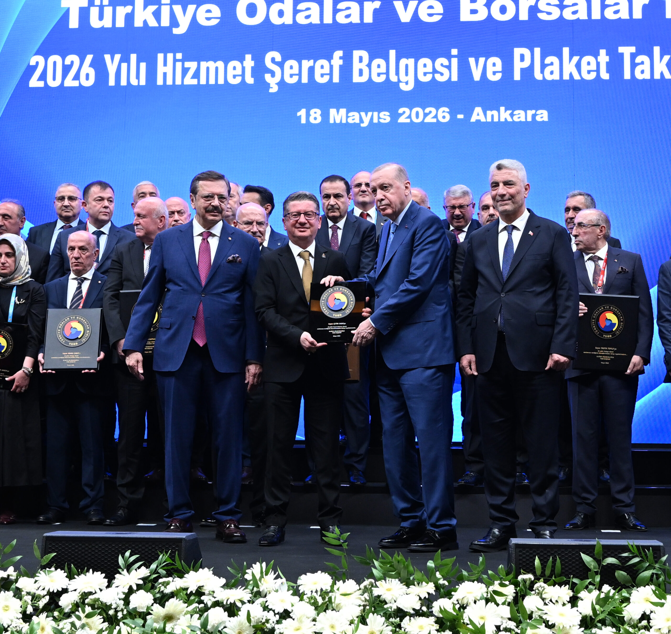 Hizmet Şeref Belgesi ve plaket takdim