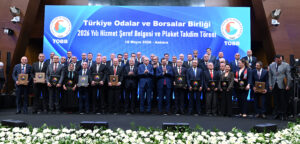 Hizmet Şeref Belgesi ve plaket takdim