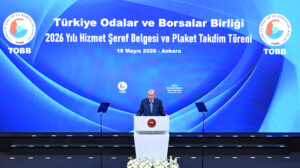 Hizmet Şeref Belgesi ve plaket takdim