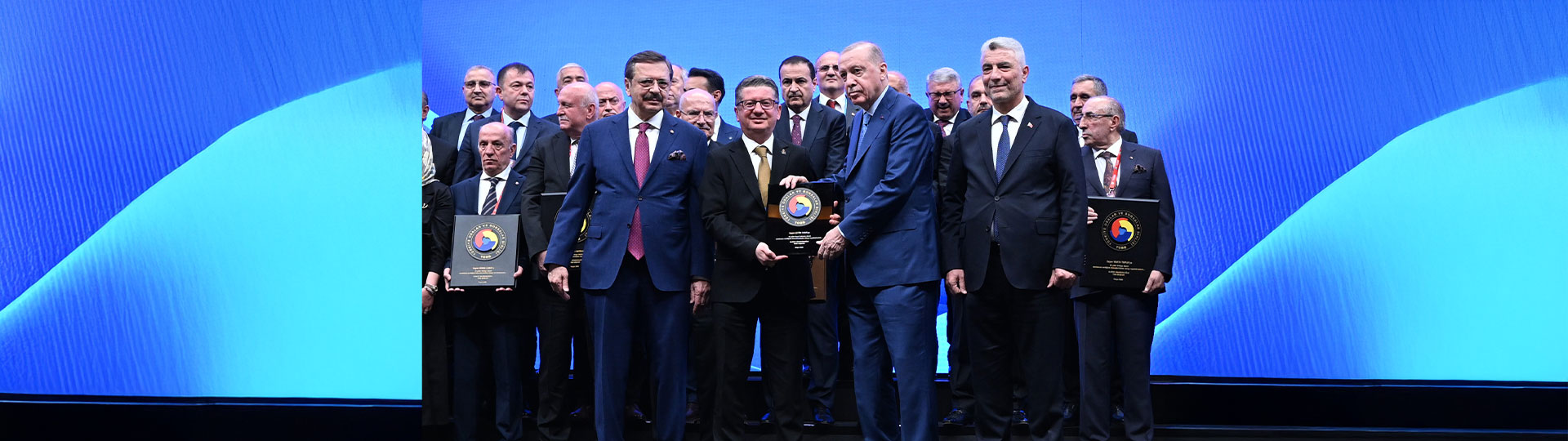 Hizmet Şeref Belgesi ve plaket takdim